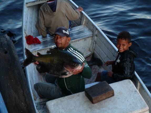 Bem cedo e os pescadores começam a chegar a Coari, às margens do rio Solimões, no Amazonas